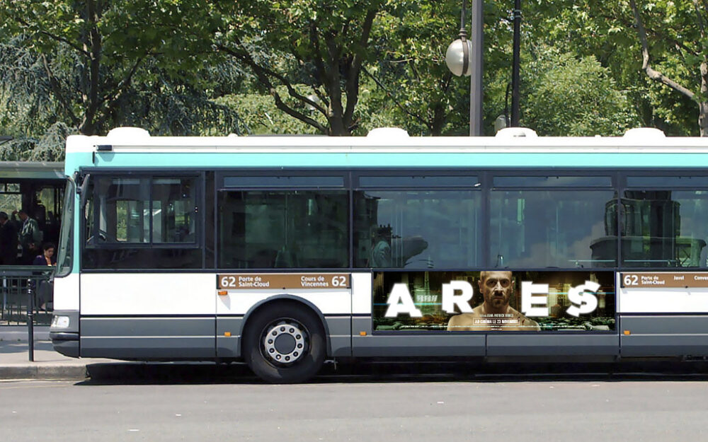 Mise en situation de l'affiche du film Ares sur un bus
